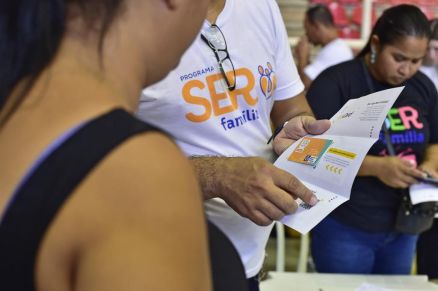 Idealizado pela primeira-dama Virginia Mendes, o Programa SER Famlia foi ampliado neste ano, passando a atender famlias com renda per capita de at R$ 218