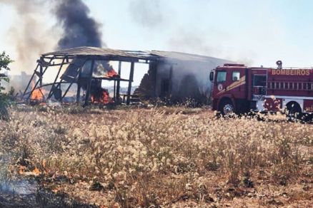 Bombeiros combatendo chamas em barraco incendiado 