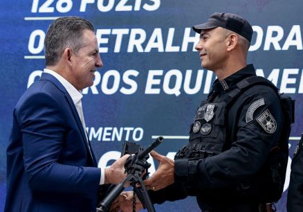 O governador Mauro Mendes, durante evento de entrega de armamentos