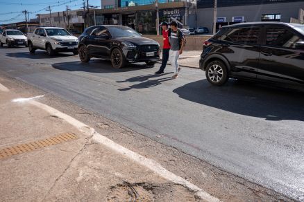 Pedestres tm dificuldades em atravessar faixa mal sinalizada na avenida Miguel Sutil 