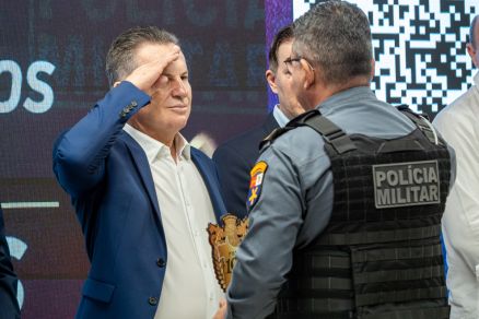 O governador Mauro Mendes, batendo continncia para um policial militar