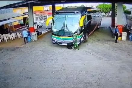 Imagem mostra mulher passando pelo nibus momentos antes de ser atropelada 