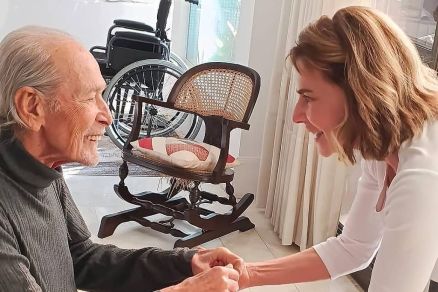 Mait Proena visita o ator Gracindo Jnior -