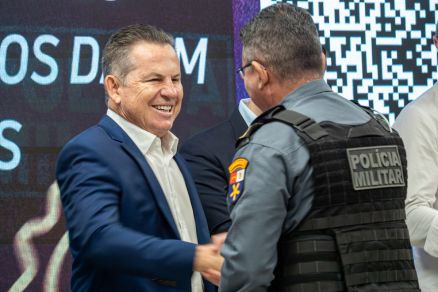 O governador Mauro Mendes, cumprimentando um policial militar