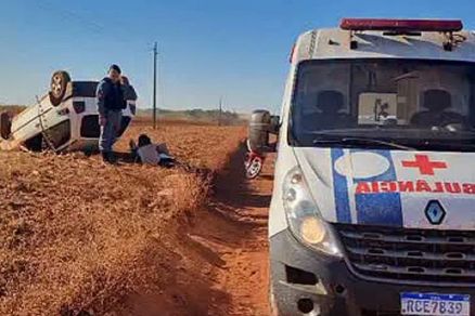 VW Gol capotou e menina foi arremessada para fora