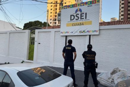Polcias federais na sede da DSEI em Cuiab