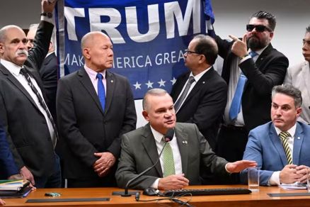 Parlamentares exibindo bandeira pr Trump durante fala de Wellington Fagundes 