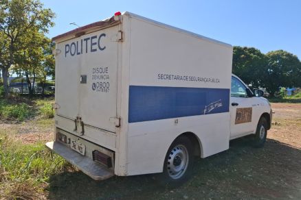Veculo da Politec, que esteve no campus da UFMT para recolher o corpo