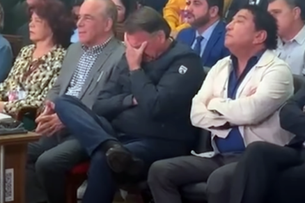 Momento em que o ex-presidente Jair Bolsonaro chora em culto em Braslia