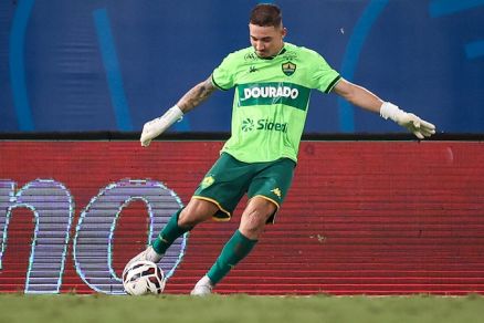 Alisson Safira atuando como goleiro em partida do Cuiab 