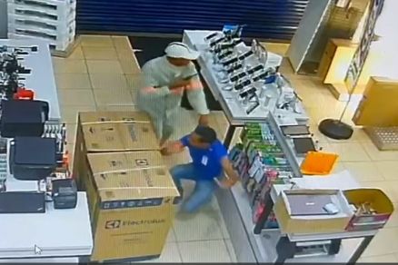 Imagem mostra funcionrio sendo rendido por assaltante 