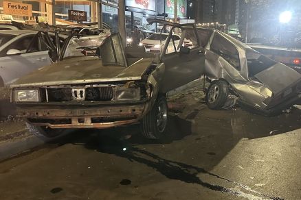 Carros ficaram destrudos aps coliso na Miguel Sutil 