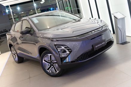 Carro Omoda E5 em exposio na nova Concessionria em Cuiab 