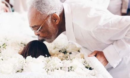 Gilberto Gil chegou ao velrio de Preta Gil e  recebido com aplausos
