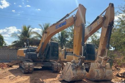 Alm das escavadeiras, foram apreendidas duas motobombas