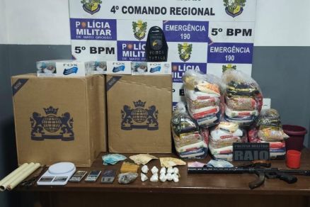 Foram apreendidas armas de fogo, sendo uma garrucha e outro rifle com silenciador e 136 munies de calibres diversos