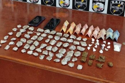 No local, encontraram grandes quantidades de pores de maconha e cocana prontas para venda, alm de outros materiais utilizados no trfico de drogas