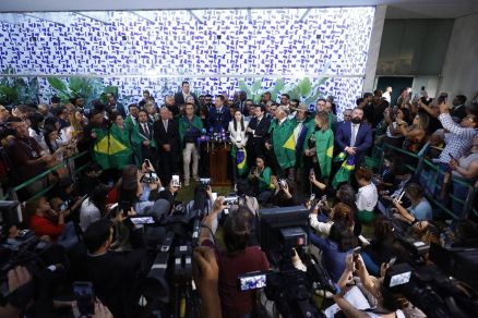 Parlamentares bolsonaristas reunidos para criticar medidas impostas pelo STF ao ex-presidente