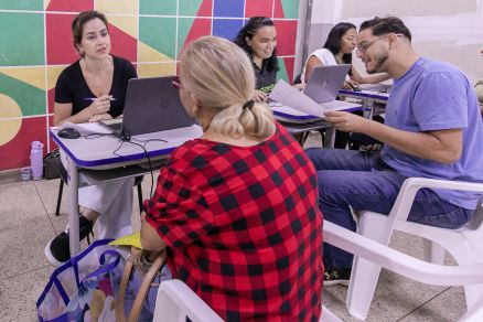 Atendimento durante o 1 Mutiro do Cadnico, realizado no CRAS Getlio Vargas, em Cuiab