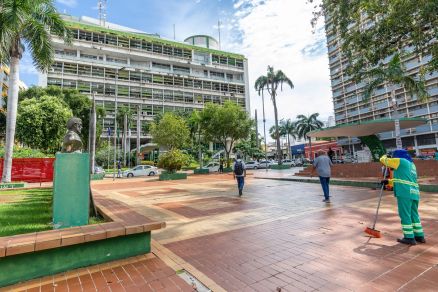 Praa Alencastro e ao fundo o Palcio Alencastro, sede da Prefeitura de Cuiab