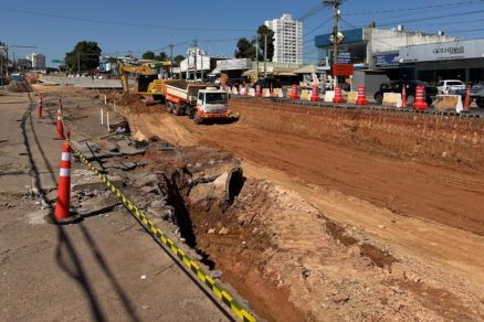 Obra no acesso  Avenida Miguel Sutil em Cuiab 