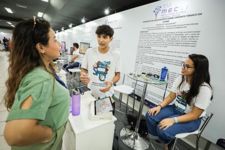 Alunos apresentam projetos durante a MECTI de 2024, em Cuiab
