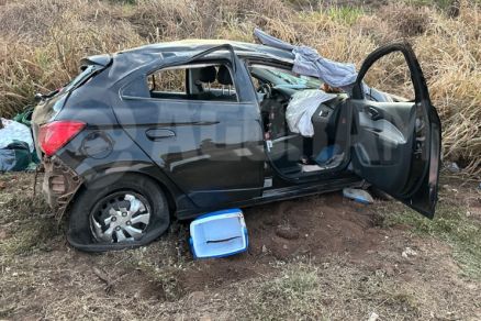 Veculo onde estavam os cinco ocupantes ficou destrudo aps capotamento