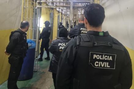 Agentes da Polica Civil durante a Operao Falsa Persona