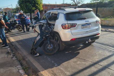Imagem mostra motocicleta presa em Jeep Compass