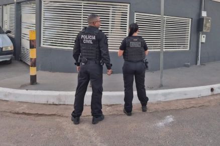 Policiais civis em frente a um dos endereos alvos da operao