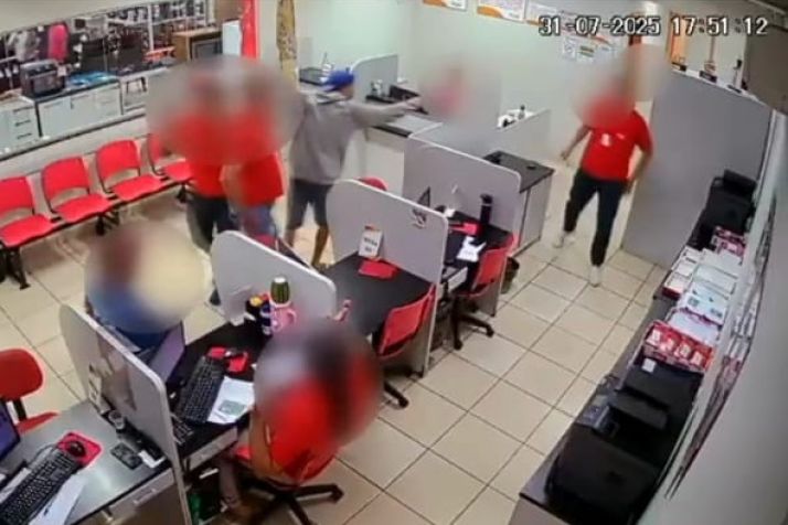 Cmera flagra ladres rendendo funcionrios e roubando loja