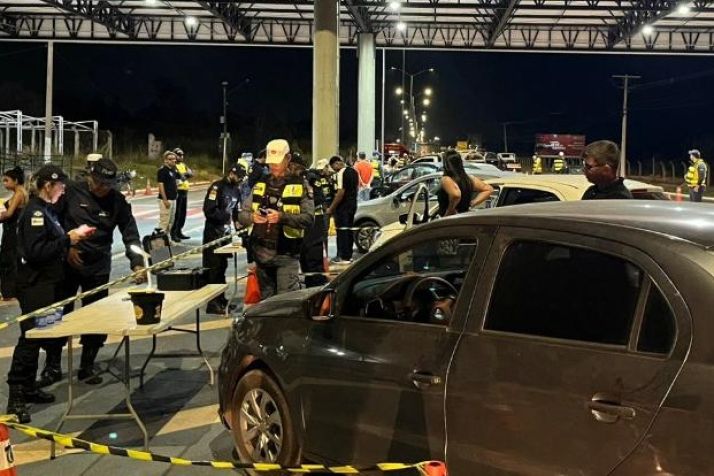 Quatro so presos e 22 veculos removidos na estrada de Chapada