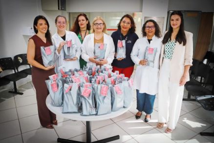 Enquipe do NQVT do TCE entrega de kits de higiene para a ala feminina do Hospital Universitrio Jlio Muller