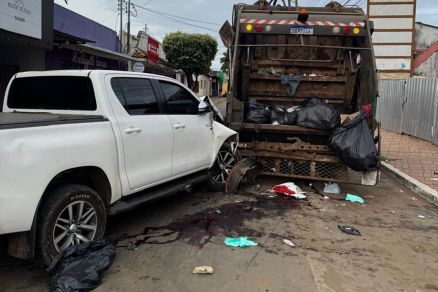 A Toyota Hilux prensou a vtima contra caminho de coleta de lixo