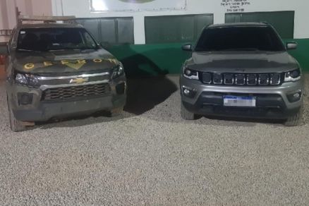 Veculo do Gefron ao lado do Jeep Compass apreendido com os militares