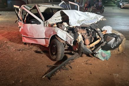 Famlia fica ferida em batida entre Uno e nibus no Bairro Industririo em Cuiab