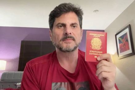 Senador Marcos do Val (Podemos-ES) mostra passaportes durante live
