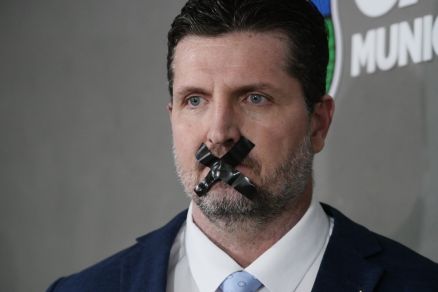 O vereador Rafael Ranalli usou uma fita para tapar sua boca