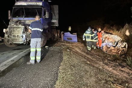 Carreta e carro envolvidos no acidente no km 440 da BR-364, entre Vrzea Grande e Jangada