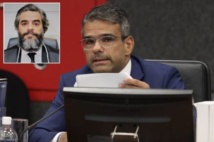 O conselheiro Joo Schoucair, relator dos processos contra Raphael Casella (no detalhe)