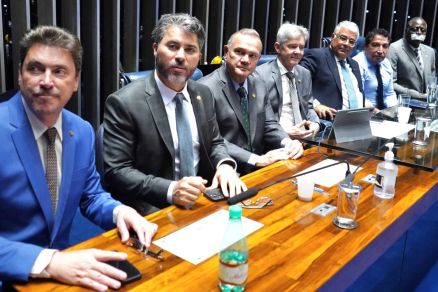 Wellington Fagundes com os outros senadores durante o planto da madrugada