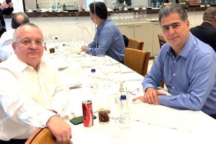 Pedro Taques e Emanuel Pinheiro posam durante almoo em Braslia