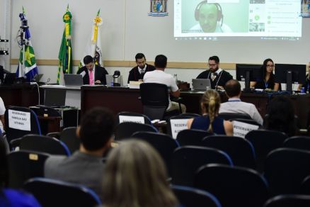 Regivaldo Batista Cardoso presta depoimento no jri de Gilberto dos Anjos (no telo)