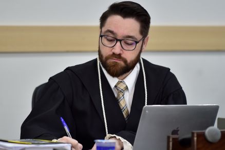 O juiz Rafael Depr Panichella, da Primeira Vara Criminal de Sorriso, que preside o julgamento de Gilberto Rodrigues dos Anjos