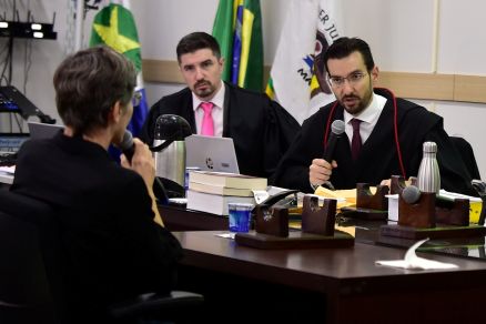 Elenara Calvi, irm e tia das vtimas da chacina de Sorriso, depe no julgamento
