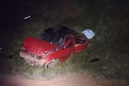 O veculo capotou e deixou dois mortos e trs feridos 