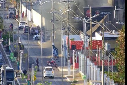 A fumaa provocada pelo incndio, que foi controlado