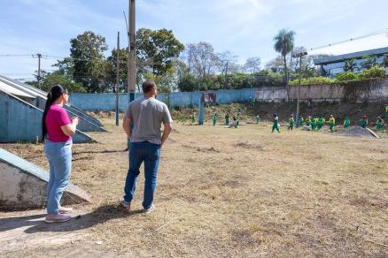 A primeira-dama e vereadora de Cuiab, Samantha Iris visitou o antigo prdio da Escola Estadual Nilo Pvoas