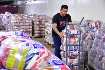 Programa SER Famlia Solidrio entrega 72 mil cestas para os 142 municpios do Estado