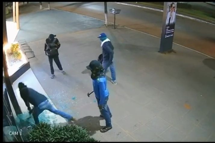 Cmera flagra grupo em tentativa de furto a tica de MT; vdeo